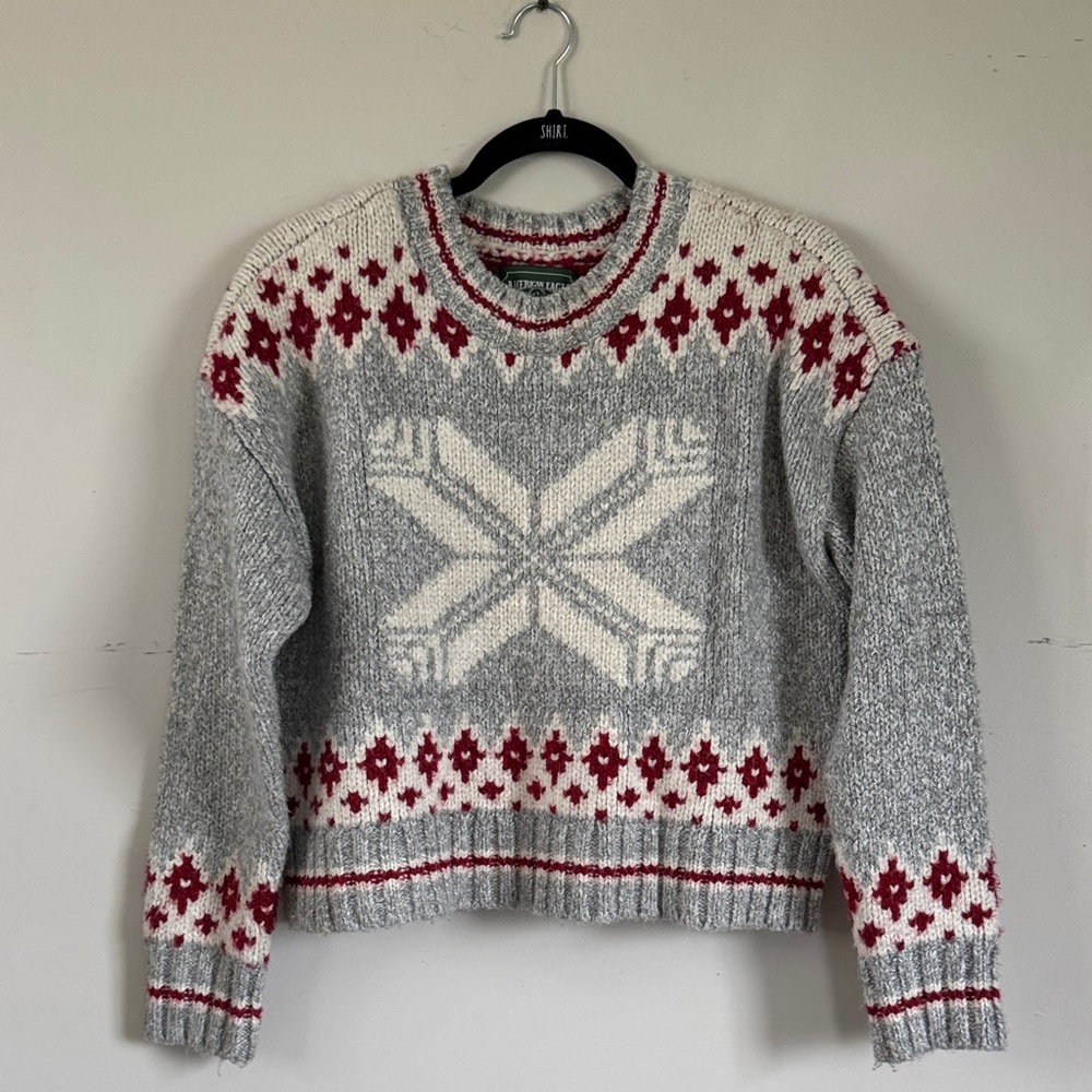 American Eagle Fair Isle Sweater Small Gray Red Snowflake Cropped Cozy Winter Kn